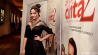 Dara berusia 17 tahun itu tampak manis dengan gaya rambut cepol atas. Pool/Noel/detikFoto.