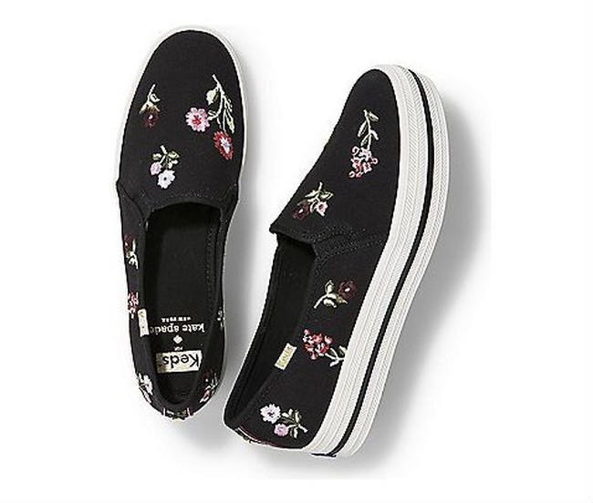 Cancer lebih suka gaya feminin, tapi bukan berarti tidak bisa pakai sneakers yang biasanya lebih identik dengan gaya sporty. Pilih sneakers model slip-on dengan detail yang girlie seperti glitter, kristal atau motif bunga. Foto: Keds