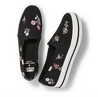 Cancer lebih suka gaya feminin, tapi bukan berarti tidak bisa pakai sneakers yang biasanya lebih identik dengan gaya sporty. Pilih sneakers model slip-on dengan detail yang girlie seperti glitter, kristal atau motif bunga. Foto: Keds