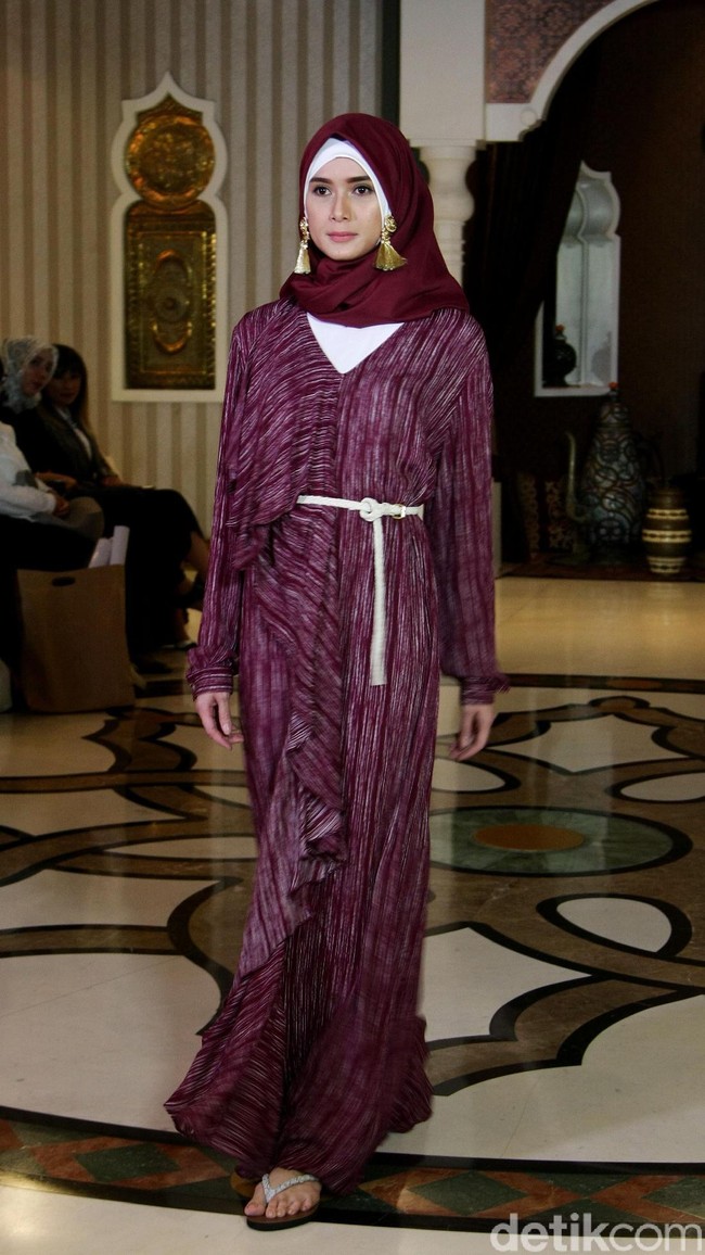 Rancangan busana muslim terbaru dari creative director brand SUQMA, Jenahara Nasution, yang mengusung tema Djellaba, bertempat di Rumah Maroko, Menteng, Jakarta. [6/12/2017]. Foto: Mohammad Abduh/Wolipop