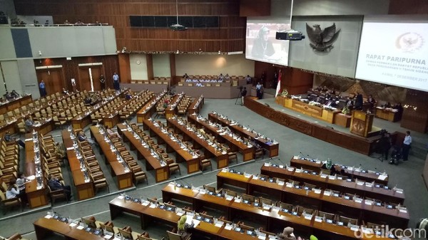 Foto: Kursi Paripurna DPR Kosong Melompong Pong Pong