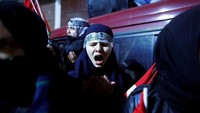 Momen saat demonstran membaca doa bersama untuk Palestina dalam unjuk rasa di luar Konsulat AS di Istanbul. (Osman Orsal/Reuters)