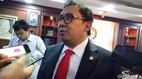 Fadli mengklaim bukan hanya dirinya yang memiliki layar lebar di ruangannya. Semua pimpinan, kata Fadli, punya barang serupa. Setiap pimpinan ada. Jadi ada tiap pimpinan, jadi bukan sulap. Daripada nggak dipakai, kan lebih bagus. Maksudnya sih sebenarnya ini semacam infocus teleconference, jelas Fadli.