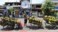 Para pedagang eceran mengantre gas elpiji 3 kg untuk dijual kembali ke masyarakat. Antrean pedagangku pun cukup panjang. Foto: Ari Saputra