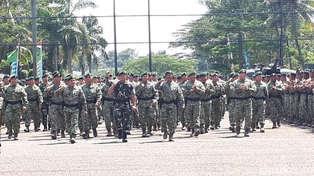 Prajurit Kostrad berbaris di hadapan Panglima TNI Jenderal Gatot Nurmantyo