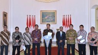 Jokowi didampingi oleh Menko Polhukam Wiranto, Menag Lukman Hakim Saifuddin, Wamenlu AM Fachrir, Menkominfo Rudiantara, Seskab Pramono Anung, Mensesneg Pratikno, dan Jubir Presiden Johan Budi.