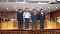 Hadi bersalaman dengan pimpinan DPR Fadli Zon, Fahri Hamzah, dan Taufik Kurniawan. Kemudian mereka berfoto bersama. (Foto: Dok. Istimewa)