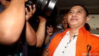 Andika Surachman masih tebar senyuman.