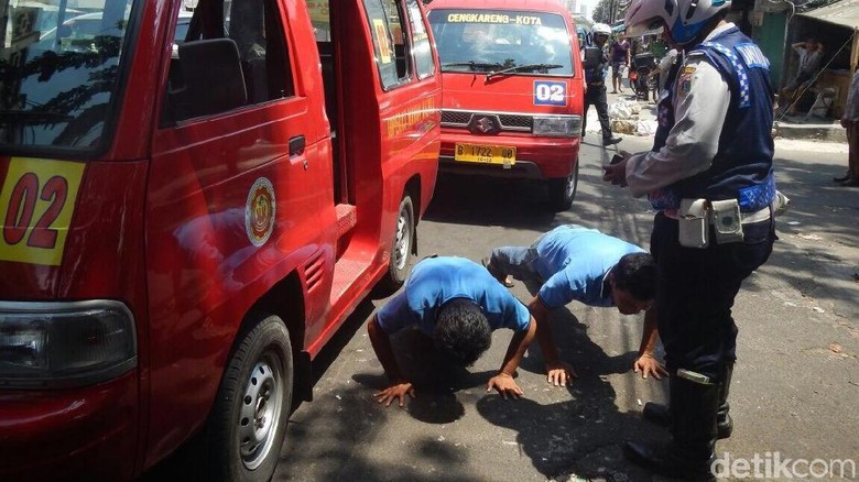 Ngetem di Dekat Rel, Sopir Angkot Dihukum Push-Up 15 Kali Ngetem di Dekat Rel, Sopir Angkot Dihukum Push-Up 15 Kali