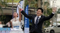 Sebanyak 300 calon pengantin wanita mengikuti lomba yang diadakan di jalanan Bangkok. Lebih uniknya lagi, para peserta berlari mengenakan gaun pengantin berwarna putih layaknya mempelai yang sedang melakukan upacara pernikahan. (Foto : REUTERS/Athit Perawongmetha) 