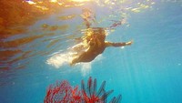 Tidak cuma dalam hal masak memasak saja. Chef Marinka juga hobi snorkling ternyata. Foto : Instagram @rinrinmarinka