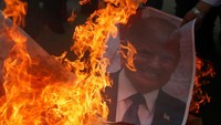 Mereka membakar foto Trump sebagai bentuk protes (Foto: REUTERS/Mohammed Salem)