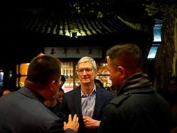 CEO Apple, CEO Google, dan CEO Xiaomi Tampil Sepanggung