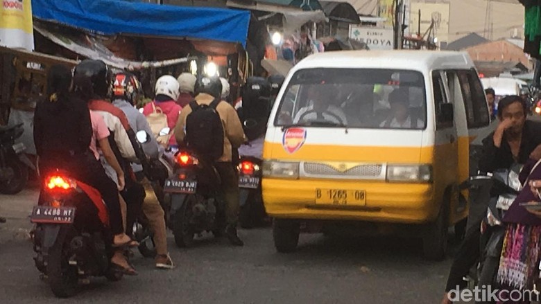 Pemprov DKI Cari Cara Atasi Pasar Malam Dadakan di Kali Sekretaris Pemprov DKI Cari Cara Atasi Pasar Malam Dadakan di Kali Sekretaris