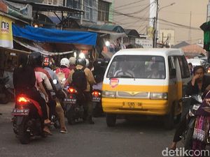 Pemprov DKI Cari Cara Atasi Pasar Malam Dadakan di Kali Sekretaris
