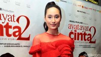 Ia tampil menawan dengan busana merahnya. Pool/Ismail/detikFoto.