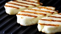 Untuk keju, di Palestina ada halloumi. Dibuat dari campuran susu kambing, domba dan kadang sapi. Halloumi bertekstur semi lembut dan enak digoreng atau dipanggang. Foto: iStock