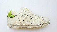 Sepatu berwarna putih dari Adidas ini juga telrihat unik ketika dipadu dengan alpukat dan nori untuk membentuk list pada sepatu. Foto: Yujia Hu