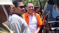 Tawa riang tersangka kasus dugaan penipuan umrah First Travel, Andika Surachman saat tiba di Kejari Depok, Jl Boulevard Raya, Pancoran Mas.