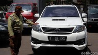 Ada juga Toyota Fortuner dengan nomor polisi B 28 KHS. (Foto: Grandyos Zafna.)