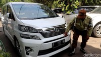 Berikutnya, ada Toyoto Vellfire bernomor polisi F 777 NA. (Foto: Grandyos Zafna.)