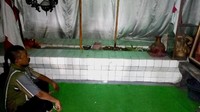 “Di sini dulunya tempat bertapa Raja Hayam Wuruk. Masyarakat sini mempercayai abu yang ditempatkan di dalam tembikar merupakan abu Raja Hayam Wuruk,” kata Sutrisno