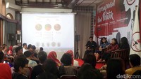 Turut hadir Pengamat politik Universitas Indonesia Reni Suwarso yang menerima penghargaan dari kordinator diskusi Ayub M Pongrekun.