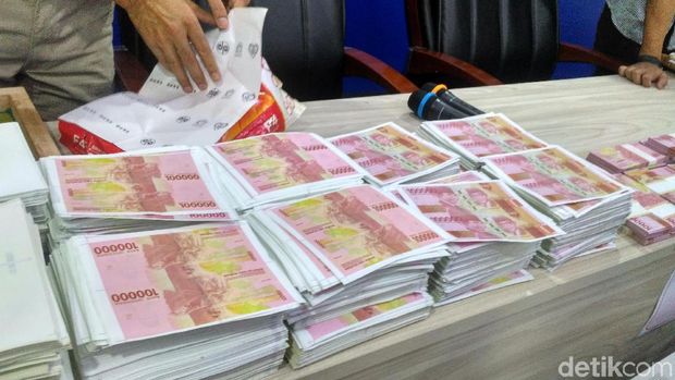 Barang bukti uang palsu yang disita dari komplotan Karawang