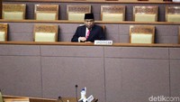 Pimpinan sidang Fadli Zon meminta persetujuan kepada anggota Dewan. Anggota Dewan yang hadir dalam sidang paripurna setuju dengan laporan Komisi III DPR.