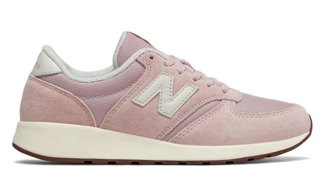 Punya karakter optimis dan ceria, Sagittarius suka bergaya feminin dan bereksperimen dengan warna. Sneakers klasik berwarna pastel lembut cocok untukmu. Foto: New Balance