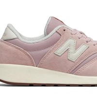 Punya karakter optimis dan ceria, Sagittarius suka bergaya feminin dan bereksperimen dengan warna. Sneakers klasik berwarna pastel lembut cocok untukmu. Foto: New Balance
