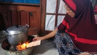 Selain langka, kata dia, harga tabung gas elpiji juga melonjak dari Rp 17 ribu menjadi Rp 25 ribu per bijinya. Olehnya, warga lebih memilih untuk beralih ke kayu bakar.