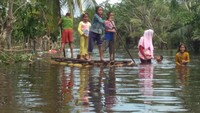 Dengan menggunakan rakit pohon pisang, mereka silih berganti menerobos air banjir. Mereka saling tolong menolong membantu sesamanya. Kami masih bisa disebutkan terisolir. Ada tiga dusun di Desa Cot U Sibak, satu diantaranya masih parah. Sebab, sulit terjangkau, kata Kepala Desa Cot U Sibak, Ismail ditemui detikcom, Kamis (7/12/2017). Dia menyebutkan dengan kondisi demikian, warga tersebut saat ini sangat kekurangan stok makanan. Jika dilihat pemberian bantuan oleh pemerintah, tidak cukup dengan kondisi masyarakat banyak.