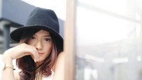 Si cantik ini memulai karier akting di sinetron Tukang Bubur Naik Haji dan film garapan sang kekasih.  Foto: Instagram/anissaaziza
