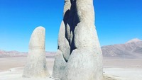 Patung ini menjadi destinasi traveler karena letaknya yang strategis. Meski berada di tengah gurun, patung ini hanya 350 meter jauhnya dari jalan raya Route 5 yang menghubungkan Gurun Atacama bagian utara dan selatan (domovino/Instagram)