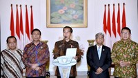 Mengecam keras pengakuan sepihak Amerika Serikat terhadap Yerusalem sebagai ibu kota Israel dan meminta Amerika Serikat mempertimbangkan kembali keputusan tersebut, kata Jokowi dalam jumpa pers.
