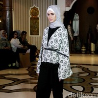 Rancangan busana muslim terbaru dari creative director brand SUQMA, Jenahara Nasution, yang mengusung tema Djellaba, bertempat di Rumah Maroko, Menteng, Jakarta. [6/12/2017]. Foto: Mohammad Abduh/Wolipop