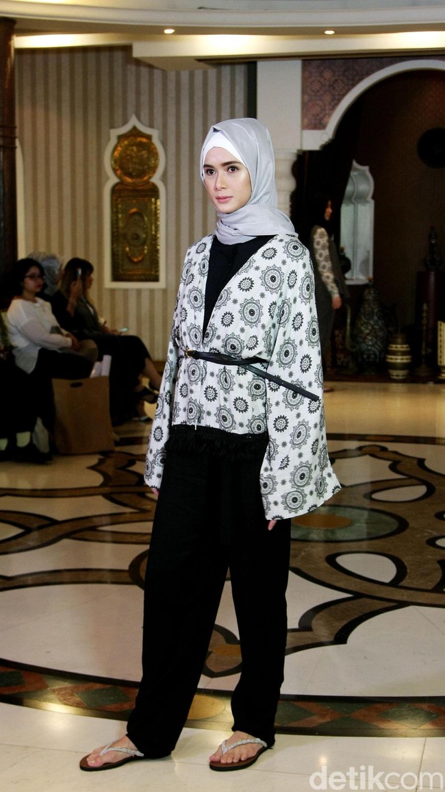 Rancangan busana muslim terbaru dari creative director brand SUQMA, Jenahara Nasution, yang mengusung tema Djellaba, bertempat di Rumah Maroko, Menteng, Jakarta. [6/12/2017]. Foto: Mohammad Abduh/Wolipop