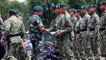 Foto: Berpamitan, Panglima TNI Salami Prajurit Kostrad