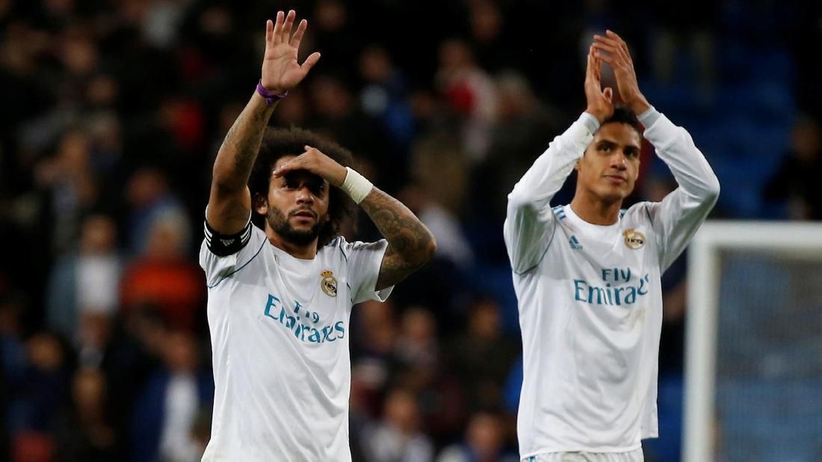 Raphael Varane cedera saat melawan Borussia Dortmund (Foto: Javier Barbancho/Reuters)