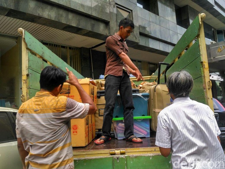 Kulkas, Dispenser Hingga Koper Kasus First Travel Diangkut Truk Kulkas, Dispenser Hingga Koper Kasus First Travel Diangkut Truk