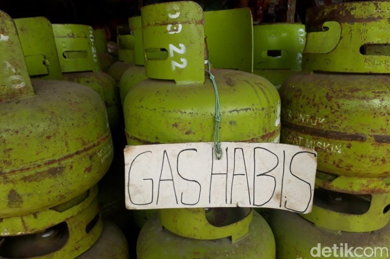 Warga Majalaya Kabupaten Bandung Kesulitan Beli Gas Elpiji 3 Kg Warga Majalaya Kabupaten Bandung Kesulitan Beli Gas Elpiji 3 Kg