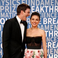 Dikabarkan E! Online, ini adalah momen pertama mereka tampil bersama di karpet merah setelah menikah dua tahun lalu. (Foto: Jesse Grant/Getty Images)