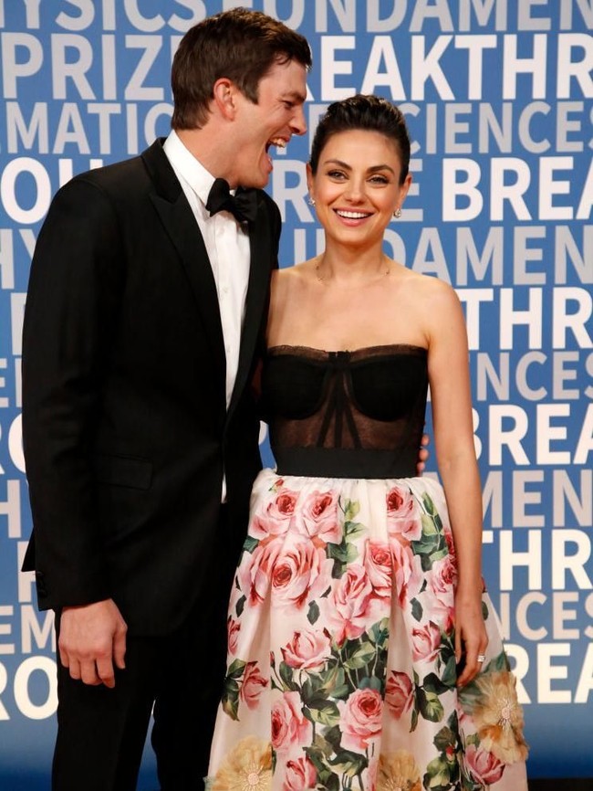 Dikabarkan E! Online, ini adalah momen pertama mereka tampil bersama di karpet merah setelah menikah dua tahun lalu. (Foto: Jesse Grant/Getty Images)