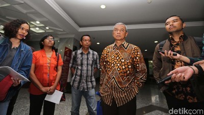 Mengejutkan, Busyro Cabut Gugatan Uji Materi Hak Angket di MK