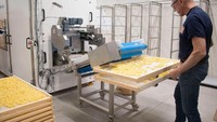 Yang juga bisa dilakukan di sini adalah melihat pembuatan pasta artisan. Lebih dari 40 pabrik memang menjadi daya tarik di Eataly World. Foto: Istimewa