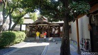 Nama kuil satu ini adalah Samuhara Shrine. Sepintas melihat, bangunan mungil ini pasti kalah megah dengan kuil-kuil lainnya yang ada di Jepang. Tapi ada kisah tersendiri dari kuil ini yang perlu traveler simak (Wahyu/detikTravel)