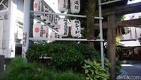 Lokasi kuil ini berada persis di samping kantor polisi wilayah Osaka-fu Daichii Homen Kidokeiratai. Penandanya berupa prasasti batu besar dan lampion-lampion berwarna putih (Wahyu/detikTravel)