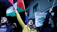 Sekitar 1.500 orang menggelar unjuk rasa di luar Konsulat AS di Istanbul, juga untuk memprotes langkah kontroversial Trump itu. Mereka membawa bendera Palestina sebagai bentuk dukungan. (Osman Orsal/Reuters)