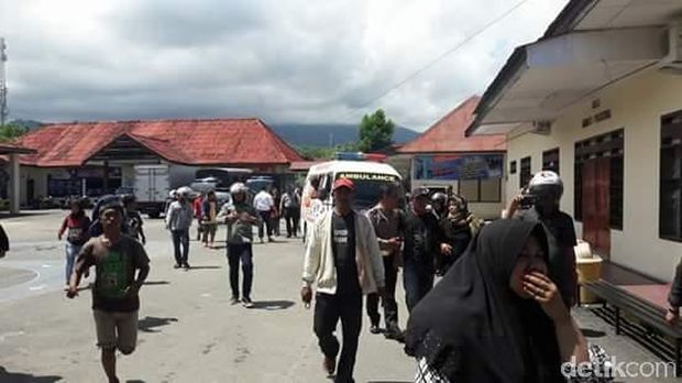 MP Tak Diizinkan Keluar Rutan, Warga Bawa Jenazah Ayahnya ke Polres